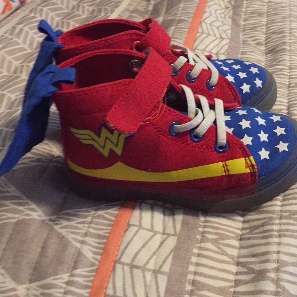Toddler Wonder Woman Light-Up Sneakers